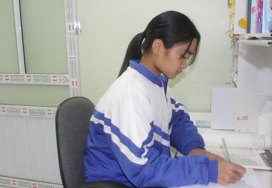 Em Nguyễn Thị Hồng Nhung luôn nỗ lực trong học tập.